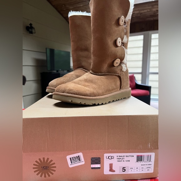 Woman’s tall ugg boot with buttons up the side. Like-New condition-barely worn. - Picture 3 of 4